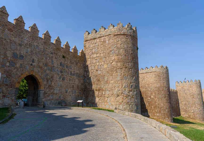 Ávila 057 - muralla - Arco del Mariscal.jpg
